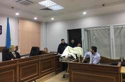  Підозрюваного доставили до зали суду у супроводі лікарів на каталці 