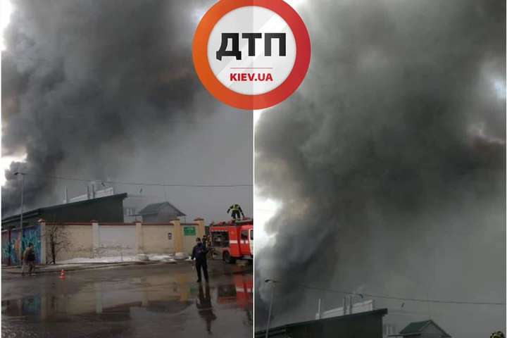 У Києві загорілися склади з будматеріалами