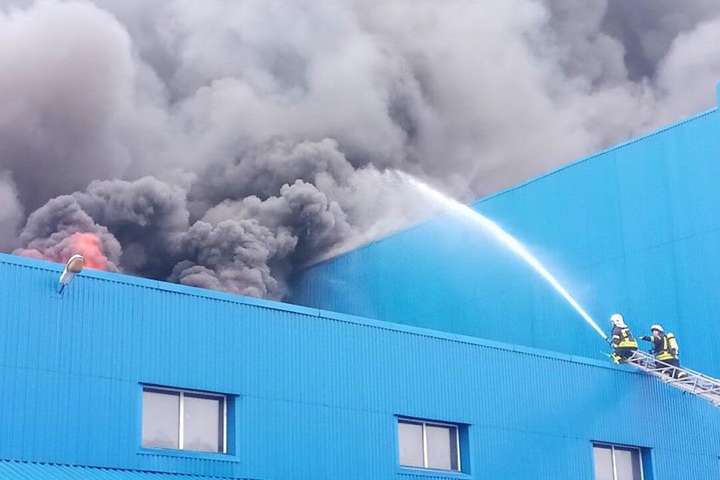 Масштабна пожежа на складах у Києві: стали відомі подробиці