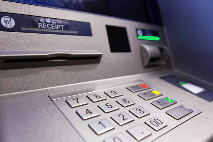 З України зникають банкомати