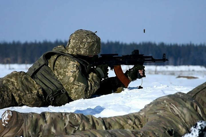 Окупанти продовжили обстріли на Донбасі, є поранений військовик