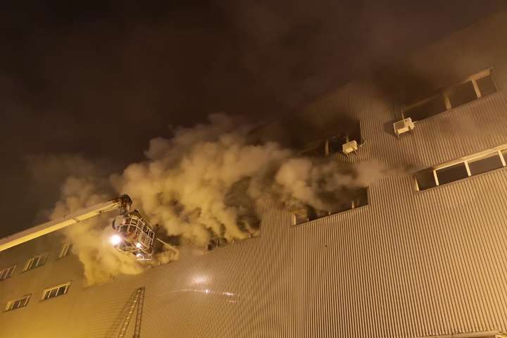 Пожежу в складських будівлях в Києві локалізовано