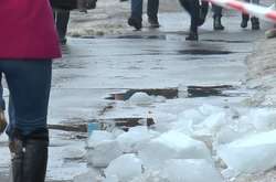 У Полтаві дівчинка, яка постраждала від падіння крижаної брили, впала в кому