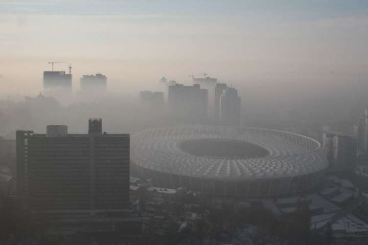 У Києві знову туман. Водіям радять бути обережними