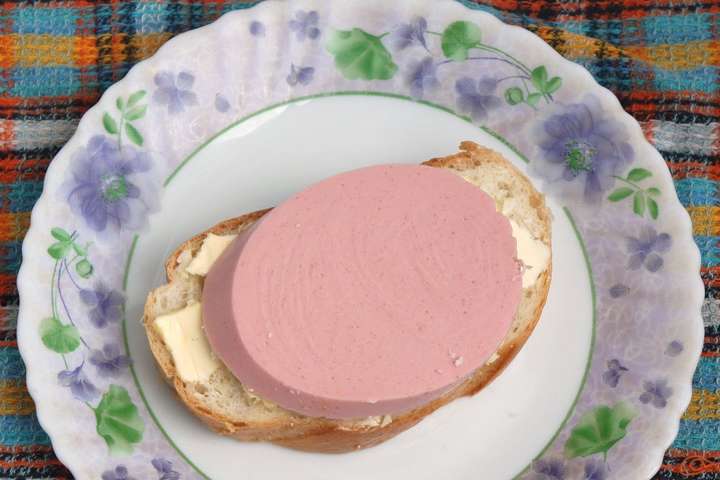 Супрун вирішила навчити українців, як правильно їсти бутерброд з ковбасою