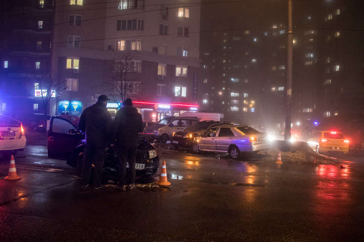 Потрійна ДТП у Києві: після удару автівка вилетіла на узбіччя, де зіткнулась з ще одним авто