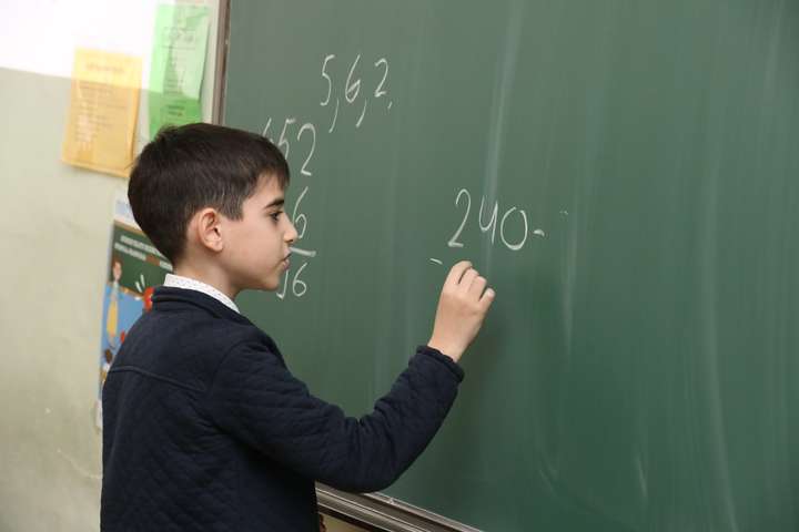 У школах Грузії скасовують випускні іспити