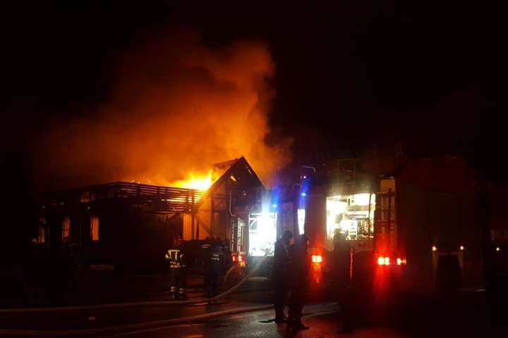 У Рівному потужна пожежа охопила ресторан