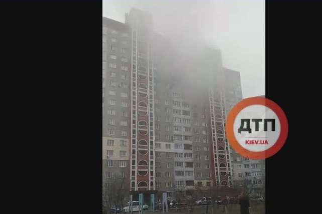 Серйозна пожежа на Троєщині: палає квартира багатоповерхівки (відео)