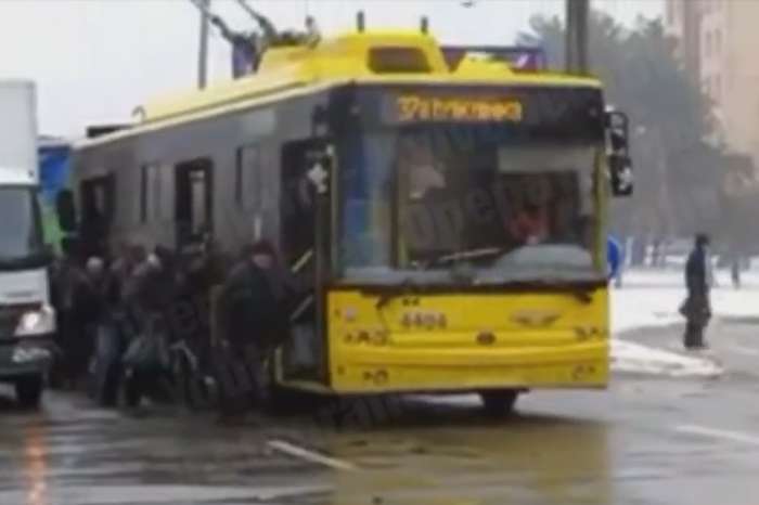 У годину пік киянам довелося штовхати тролейбус (відео)