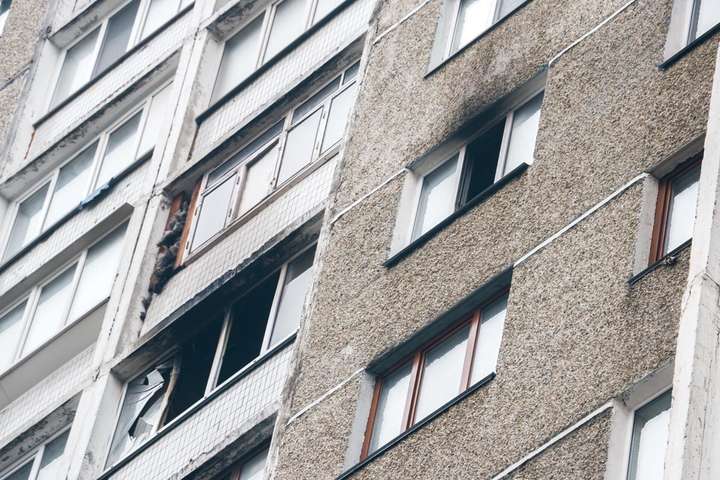 Пожежа на Троєщині: мешканці квартири залишилися без даху над головою (фото, відео)