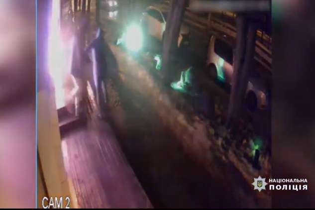 У Дніпрі поліція шукає зловмисників, які підпалили кафе з відвідувачами (відео)