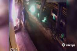  Двоє невідомих кинули в приміщення кафе дві пляшки з невідомою речовиною, яка в подальшому зайнялась 