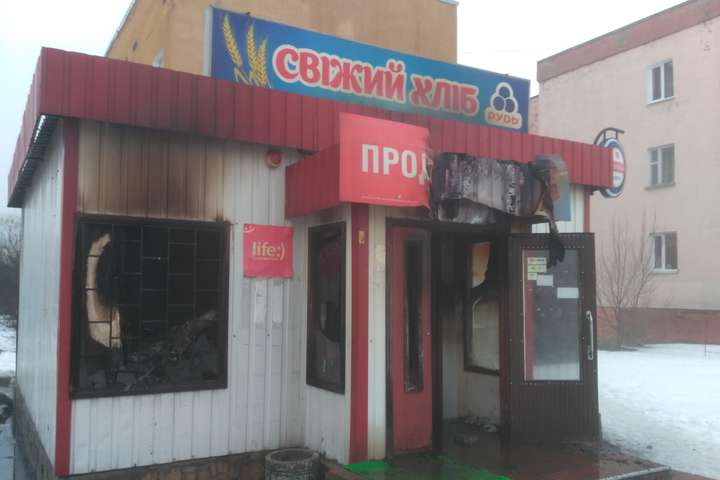 На Київщині горів продуктовий магазин (фото)