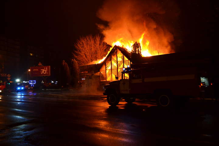 В центре Ровно сгорел ресторан (фото)