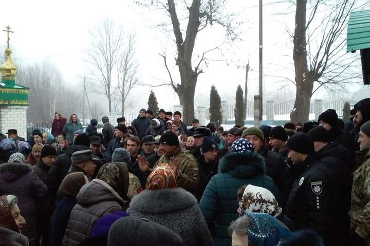 На Тернопільщині сталися сутички між парафіянами: поліція повідомила подробиці 