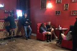 На момент прибуття працівників поліції у закладі перебувало шість дівчат