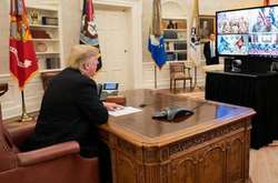 Дональд Трамп вранці дивиться телевізор і читає газети