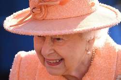 Елизавета II вышла в свет в ярком персиковом наряде (фото)