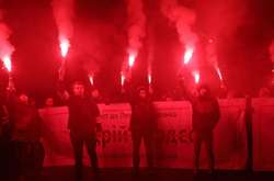  Активісти запалили фаєри біля Адміністрації Порошенка 