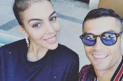 Криштиану Роналду и Джорджину Родригес заметили на романтической прогулке в Турине