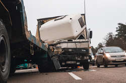 Від удару у Volvo зім'яло половину кабіни