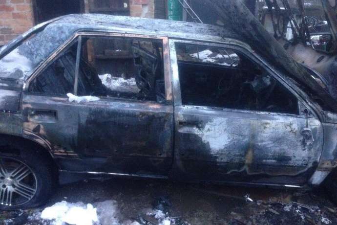 На Вінниччині пожежа в гаражі знищила автомобіль