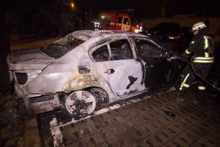 У дворі будинку в Києві згоріла дорога автівка (фото)