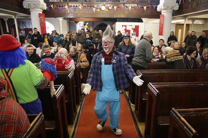 У Лондоні десятки клоунів зібралися на поминальну службу легендарного Грімальді