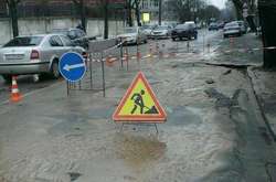 У Києві аварія на водоканалі перетворила вулицю на річку: рух перекрито (фото)