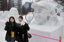 На фестивалі в Саппоро створили гігантську снігову скульптуру тенісистки Осаки