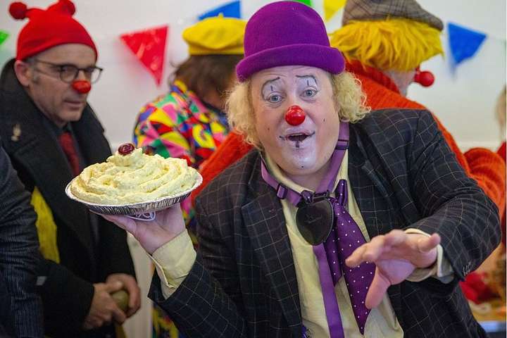 В Лондоне десятки клоунов собрались на поминальную службу легендарного Гримальди