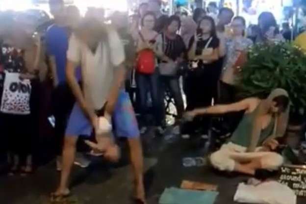 У Малайзії подружжя росіян «жонглювало» на вулиці немовлям. Їх затримали