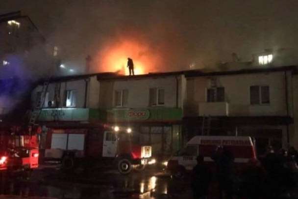 Велика пожежа під Києвом: згорів магазин і 12 квартир над ним