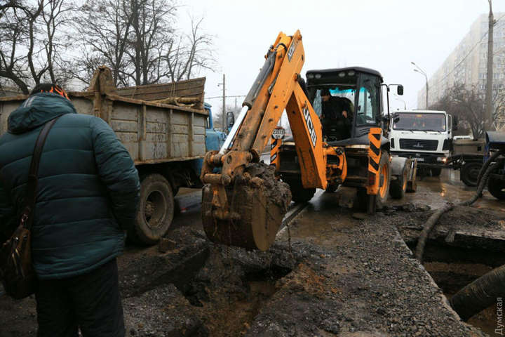 В Одессе прорвало водовод, полгорода осталось без воды (фото)