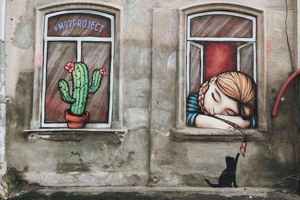 Дівчина з кактусом: в Одесі з'явився новий стріт-арт об'єкт