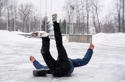 Кількість травмованих через ожеледицю у Києві опустилася до мінімуму