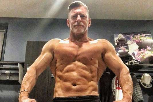 52-річний бодібілдер з Італії підкорює мережу ефектними фото свого стрункого тіла