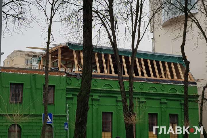 У старовинній будівлі в центрі Києва нові власники добудовують ще один поверх (фото)