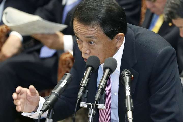 Японский министр извинился за слова о том, что в росте соцрасходов виноваты те, кто не хочет заводить детей