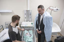 Мер Києва Віталій Кличко у пологовому будинку №3