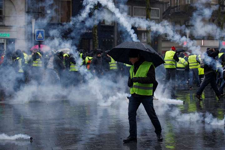 У Парижі акція протесту переросла в погроми