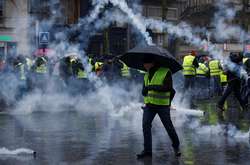 У Парижі акція протесту переросла в погроми
