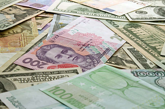 Долар і євро стрімко знецінюються 