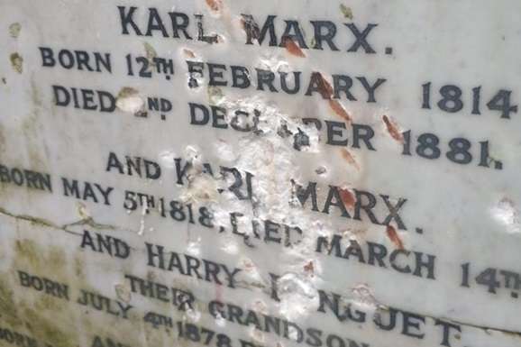 Вандали у Лондоні потрощили могилу Карла Маркса