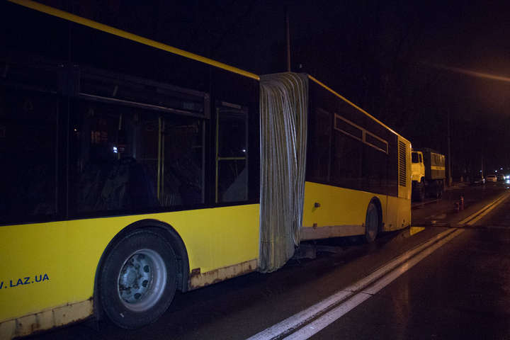 На Лісовому масиві автобус розвалився на ходу (фото, відео)