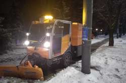 На вулиці Києва вийшло майже 400 одиниць снігоприбиральної техніки (фото)