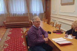 Петро Симоненко під час подачі документів до ЦВК