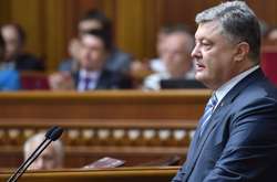  Раніше Порошенко закликав Раду підтримати у другому читанні поправки до Конституції, які закріплюють курс України на членство в ЄС і НАТО 