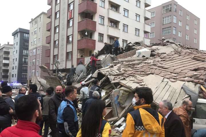 В Стамбуле рухнул восьмиэтажный жилой дом (фото)
